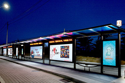 什么樣的公交候車(chē)亭廣告才能讓消費(fèi)者動(dòng)心？—蓄力用心為你設(shè)計(jì)